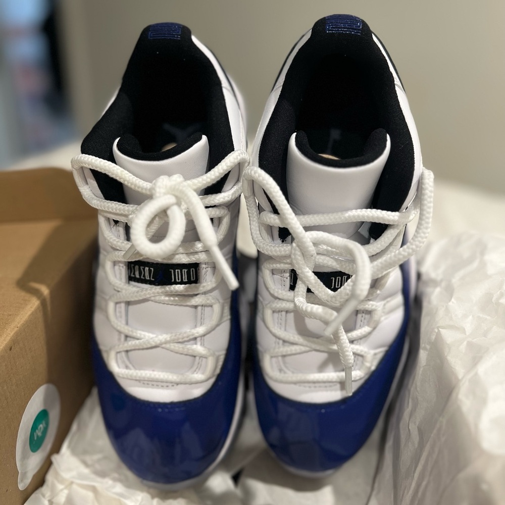 Jordan 11 Retro Low White Concord (Women's)
